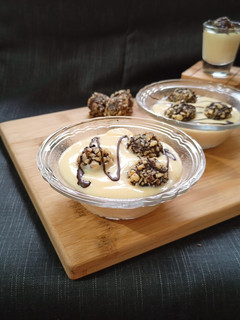 વોલનટ ચોકલેટ બોલ્સ વિથ કસ્ટર્ડ પુડિંગ (Walnut Chocolate Balls Custard Pudding Recipe In Gujarati) રેસીપી મુખ્ય ફોટો