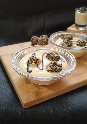 વોલનટ ચોકલેટ બોલ્સ વિથ કસ્ટર્ડ પુડિંગ (Walnut Chocolate Balls Custard Pudding Recipe In Gujarati) રેસીપી મુખ્ય ફોટો