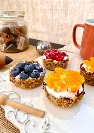 Une photo de Tartelettes aux fruits, flocons d'avoine et chocolat