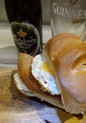 Una foto de Sándwich de milanesa de cerdo con un poco de historia para conocer!