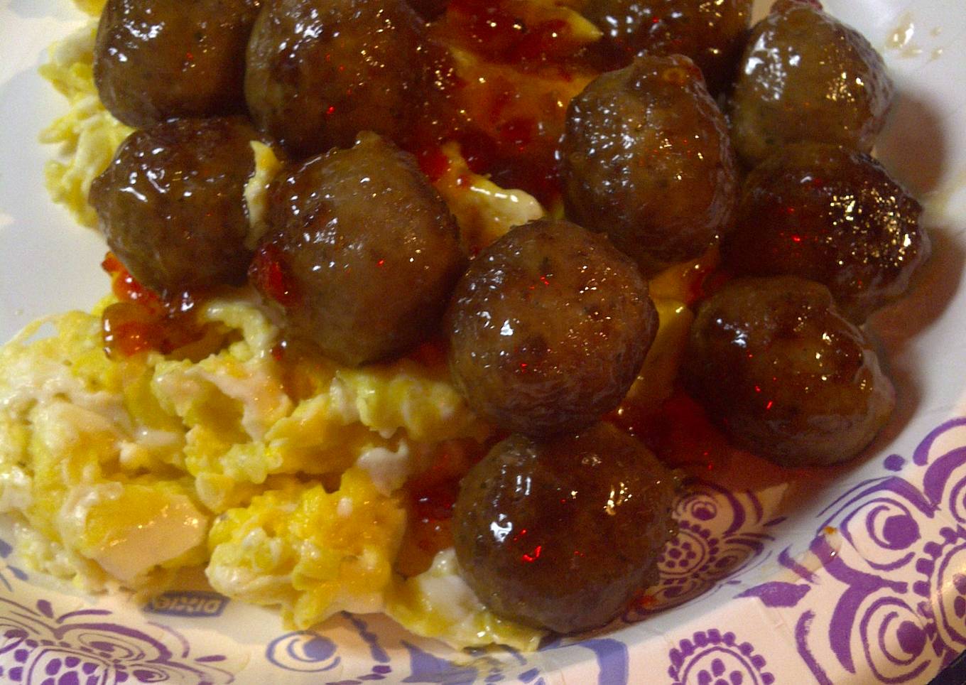 Spicy meatballs over eggs