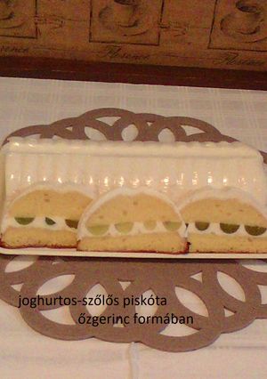 Joghurtos-szőlős süti, őzgerincformában recept fotója
