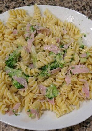 Una foto de Fideos con jamón y brocoli saborizado