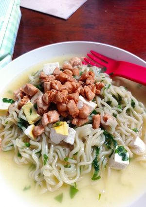 Foto resep Mi kuah bayam topping ayam