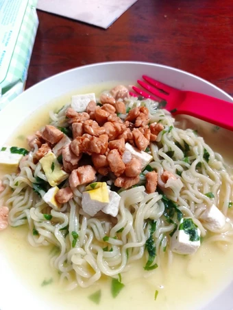 Cara Mudah Membikin Resep Mi kuah bayam topping ayam yang Uenak Anti Ribet, Lezat Sekali