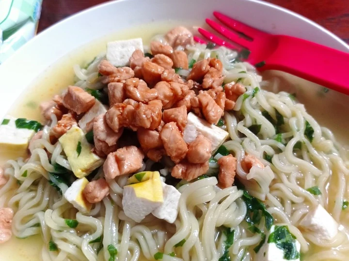 Cara Mudah Membikin Resep Mi kuah bayam topping ayam yang Uenak Anti Ribet, Lezat Sekali