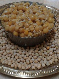 वाटाणा उसळ (vatana usal recipe in marathi) रेसिपी चे मुख्य फोटो