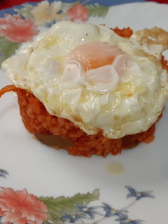 Una foto de Huevo frito con arroz con tomate y verduras
