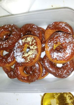 A picture of Flavoured donuts.