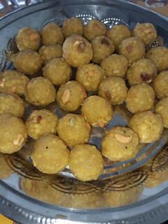 பூந்தி லட்டு (Poonthi laddu recipe in tamil) செய்முறை முக்கிய புகைப்படம்