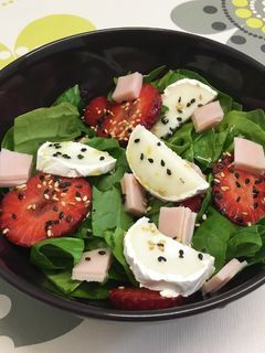 Una foto de Ensalada de pavo y fresones