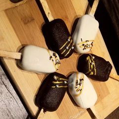 A picture of CakeSicles / Popsicles / cakepops.