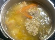 Una foto de caldo pollo