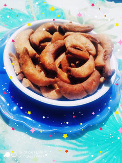 काजू नमक पारे (Kaju Namakpare recipe in Hindi) रेसिपी मुख्य फोटो