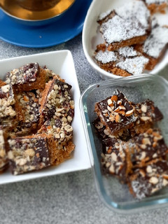 Una foto de Snacks: barritas de galletas, manjar y chocolate con semillas