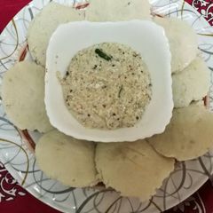 A picture of Idli & coconut chatney.
