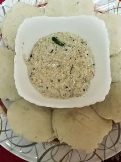 A picture of Idli & coconut chatney.