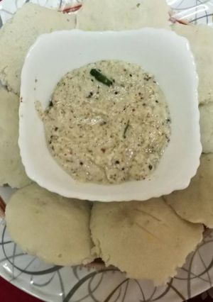 A picture of Idli & coconut chatney.
