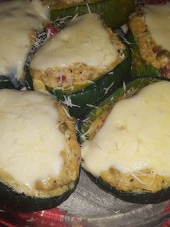 Una foto de Zapallitos Express!! Rellenos de Salsa blanca 🥚arvejas y más😜