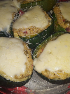 Una foto de Zapallitos Express!! Rellenos de Salsa blanca 🥚arvejas y más😜
