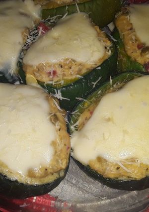 Una foto de Zapallitos Express!! Rellenos de Salsa blanca 🥚arvejas y más😜