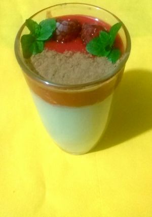 Una foto de Panna cotta de coco y coulis de frambuesa
