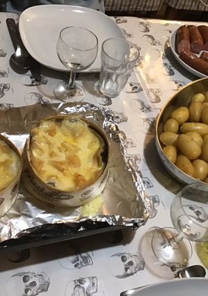 Une photo de Boites chaudes à l'ail et au vin blanc (pommes grenailles, saucisses de morteau et diots du Jura)