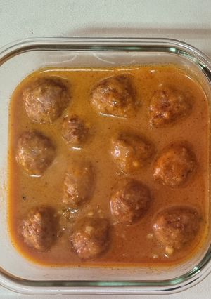 Una foto de Albóndigas en salsa de tomate y queso crema