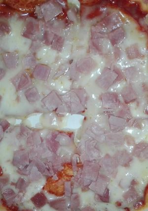 Una foto de Pizza de jamón York y queso
