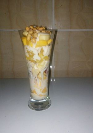A picture of Nutty fruit parfait.