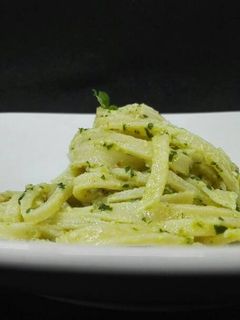 Una foto de Pasta fresca con pesto