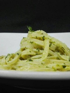 Una foto de Pasta fresca con pesto