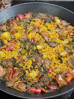 Una foto de Arroz con rovellones, pimiento, espinacas y alcachofas