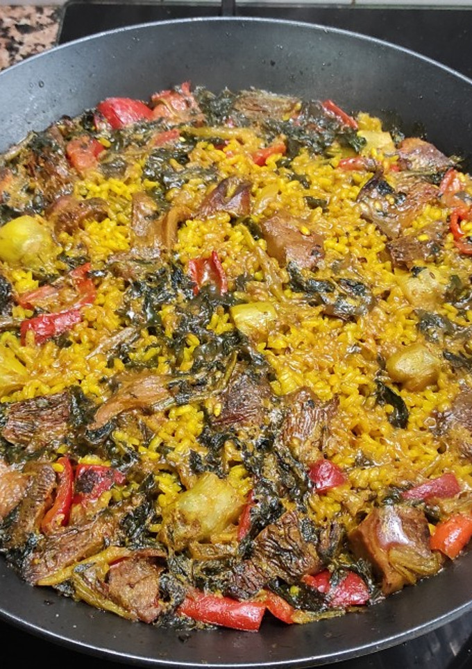 Una foto de Arroz con rovellones, pimiento, espinacas y alcachofas