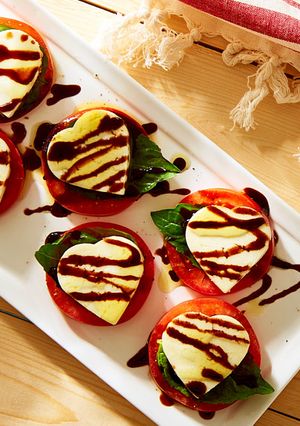 Una foto de Ensalada Caprese de San Valentín