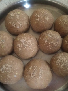 ચુરમાના લાડુ (Churma ના Ladu Recipe In Gujarati) રેસીપી મુખ્ય ફોટો