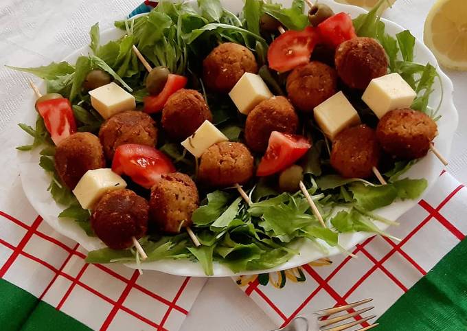 Spiedini di polpette legumi e verdure