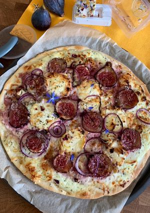 Une photo de ☆Pizza Figues et Chèvre aux Fleurs☆