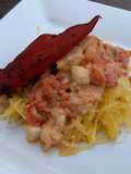 Courge spaghetti aux fruits de mer fumée sur BBQ au charbon