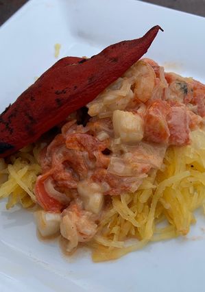 Une photo de Courge spaghetti aux fruits de mer fumée sur BBQ au charbon