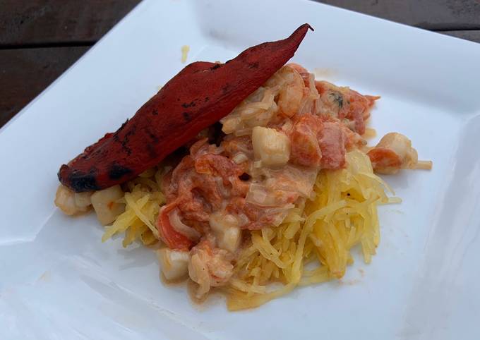 Courge spaghetti aux fruits de mer fumée sur BBQ au charbon