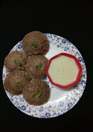 A picture of Sabudana singhara flour idli.
