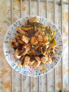 Una foto de Pollo con verduras en freidora de aire