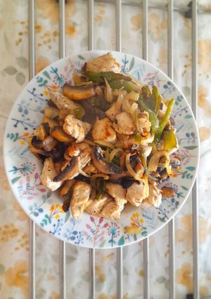 Una foto de Pollo con verduras en freidora de aire