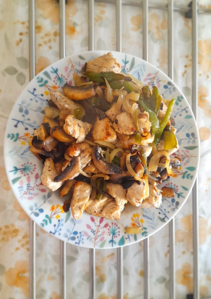 Una foto de Pollo con verduras en freidora de aire