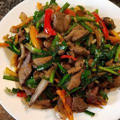 A picture of Sautéd pork liver with chives.