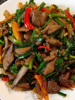 A picture of Sautéd pork liver with chives.