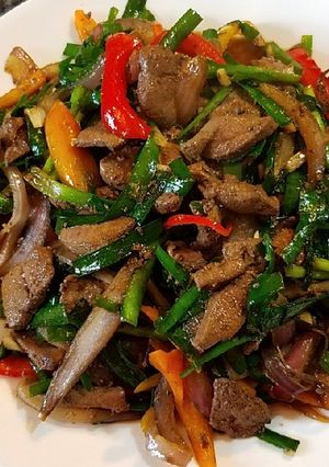 A picture of Sautéd pork liver with chives.