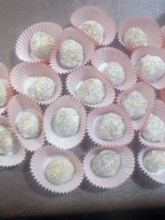 Una foto de Trufas de dulce de leche nuez y coco
