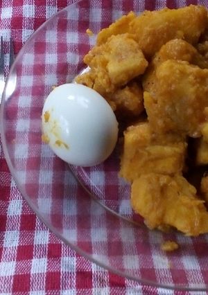 A picture of Porridge yam and hard boiled egg.